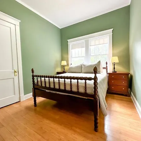 Spacious Craftsman Near Staunton